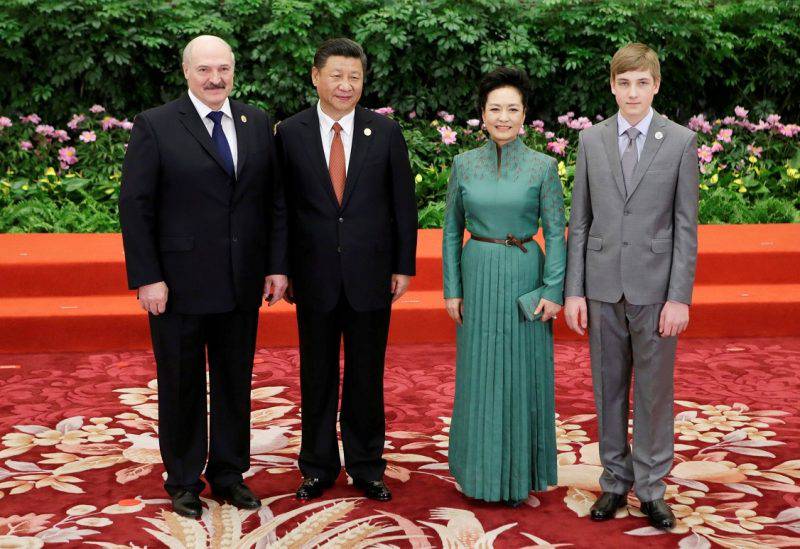 Chinese President Xi Jinping, his wife Peng Liyuan, Belarus President Alexander Lukashenko and his son Nikolai attend the welcoming banquet for the Belt and Road Forum, in Beijing, China May 14, 2017. REUTERS/Jason Lee - RTX35RHP